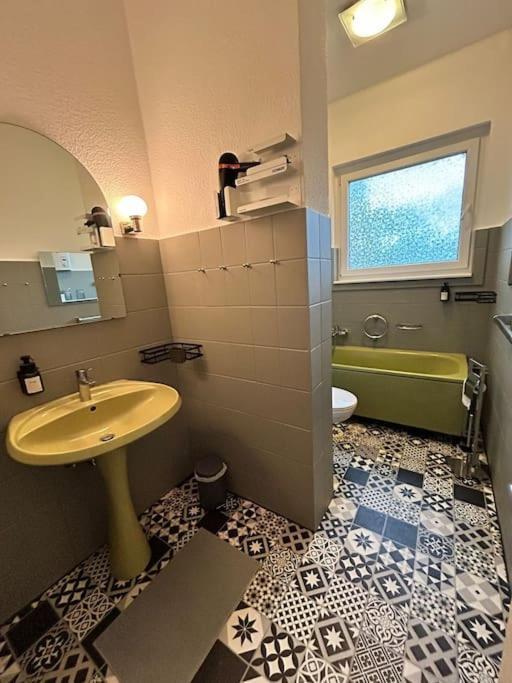 Duplex Ullstein- 4 Bedrooms, 2 Bathrooms, Living Room, 2 Parking Spaces, Boxspringbeds, Family & Business Apartment! Apartment